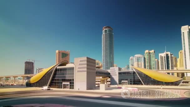 迪拜码头阳光灿烂的日子地铁站全景 4 k 时间推移阿拉伯联合酋长国