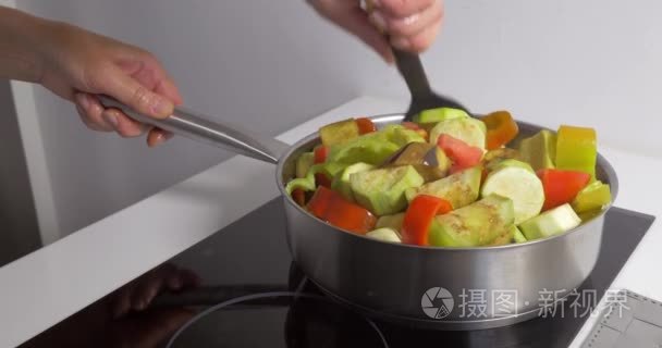 烹饪的自制素食菜视频