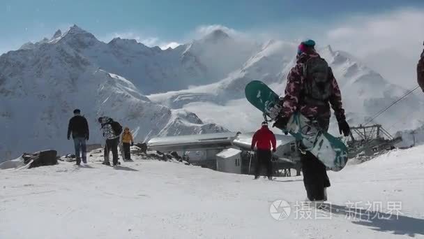 高山滑雪和滑雪板爱好者视频