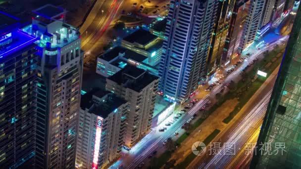 迪拜的夜晚灯光照明主要交通道路屋顶顶视图 4 k 蒂姆经过阿拉伯联合酋长国