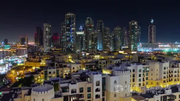 迪拜的夜晚建筑物照明屋顶顶城市全景 4 k 时间推移阿拉伯联合酋长国