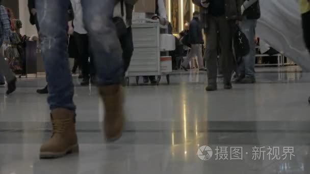 步行去上班的通勤者的双腿视频