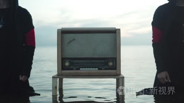 老式收音机在大海的波涛视频