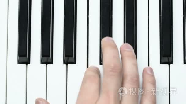 男人手钢琴演奏视频