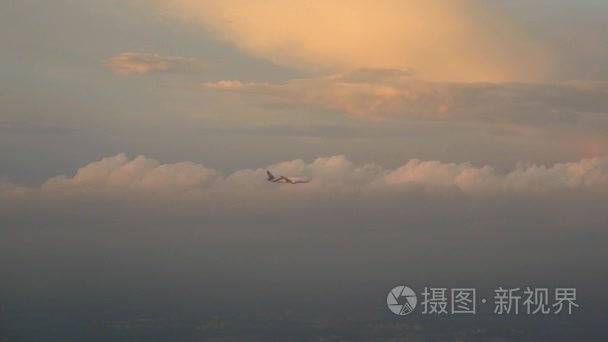 在落日的天空中飞行的飞机视频