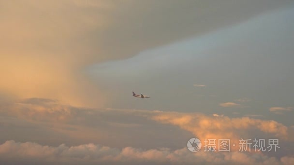 在落日的天空中飞行的飞机视频