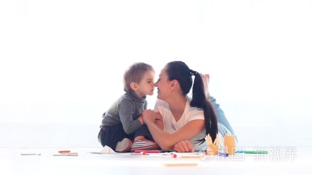 妈妈和小儿子一起玩mov格式视频下载-正版视频编号00ny36-摄图新视界视频库