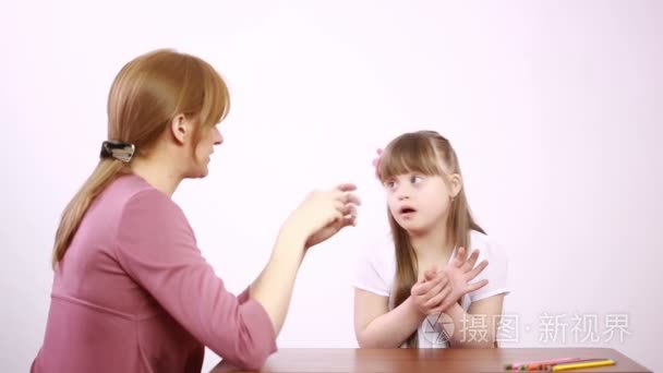 唐氏综合症的女孩有言语治疗视频