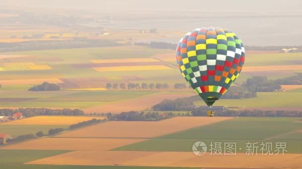 热气球飞越荷兰风景视频