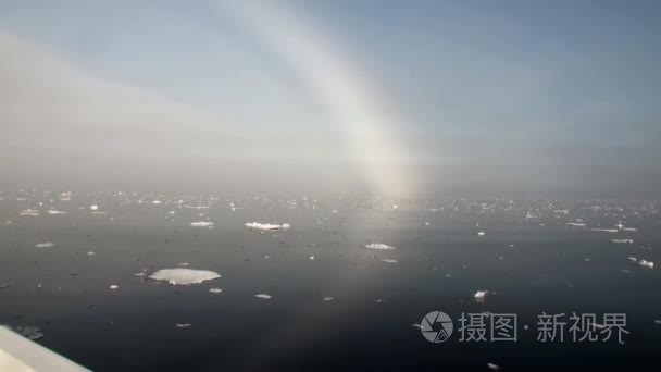 冰山和冰在北极海洋中的彩虹视频