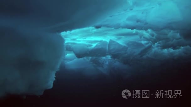 在北极在地理北极的水肺潜水视频