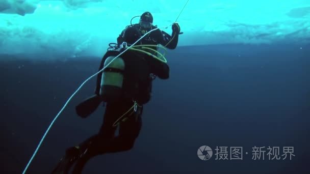 在北极在地理北极的水肺潜水视频