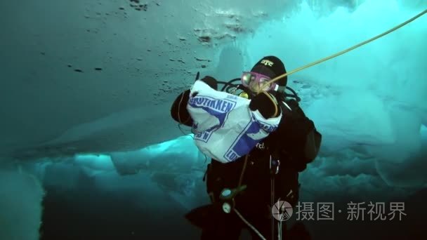 在北极在地理北极的水肺潜水视频