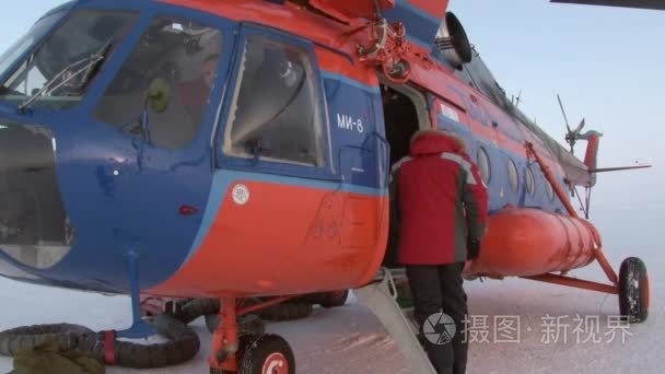 在北极的装载直升机旅游东西视频