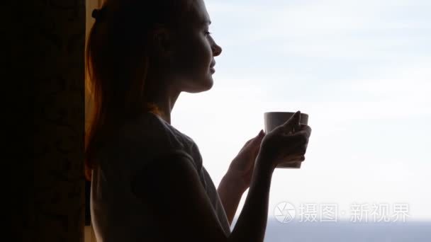 美丽的女人喝咖啡视频