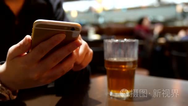 阅读中国的餐厅，里面的手机短信的女人视频