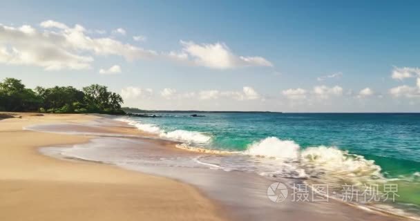 隧道在夏威夷的海滩视频
