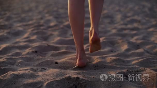女人走在海滩赤脚日落替身拍摄视频