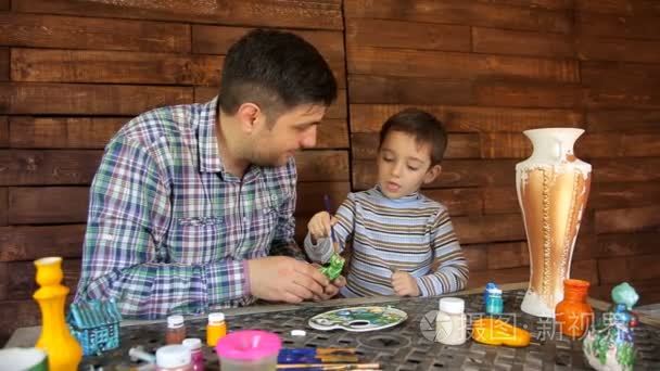 父亲和儿子油漆颜色陶瓷花瓶视频