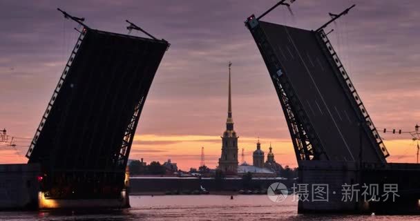 俄罗斯，圣彼得堡 2016 年 6 月 29 日︰ 打开上升宫桥为背景，彼得和保罗的堡垒，Petropavlovskaya，水导