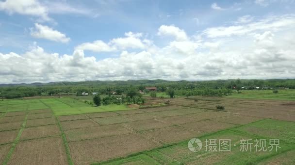 空中射击的蓝色的天空，在农村