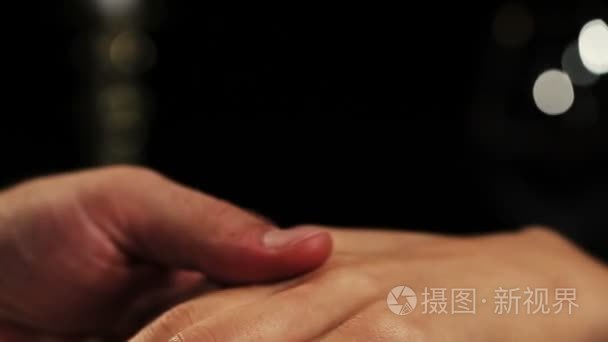 男人与女人手指上的钻石戴上订婚戒指。建议。浪漫