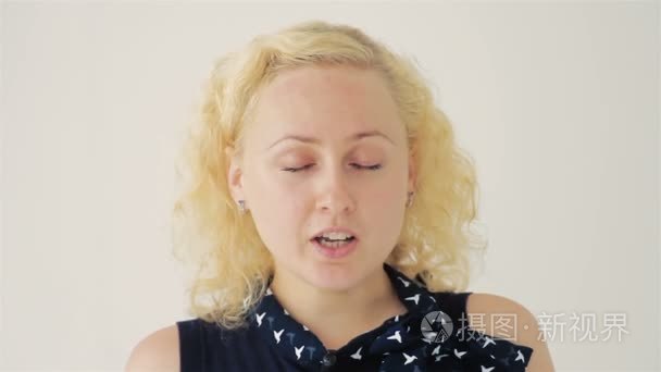 特写肖像的金发女人闭着眼睛视频