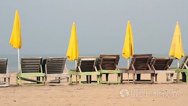 伞在海滩附近的椅子上视频