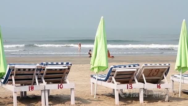 伞在海滩附近的椅子上视频