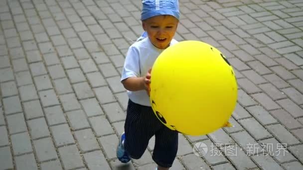 孩子跑在公园与气球视频