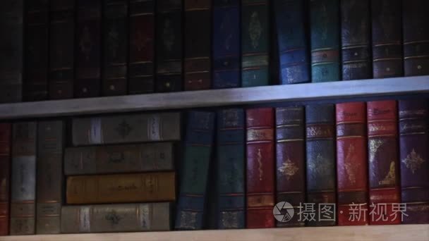 古色古香的书在书架上运动视频