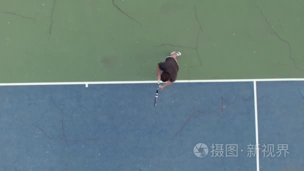 Serve with professional tennis player. Aerial shot. Slow motion视频