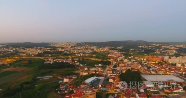 葡萄牙城市夜晚的全景空中拍摄视频