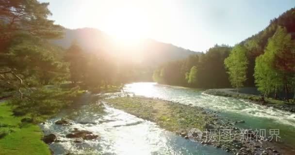 4 k 到鸟瞰图。低飞行新鲜冷山河在阳光灿烂的夏天早晨