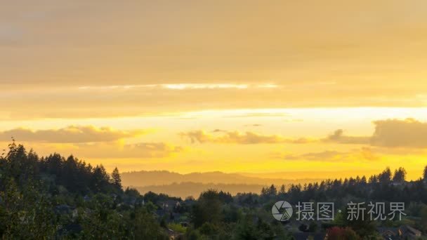 时间流逝电影的云层和住宅郊区家庭欢乐谷俄勒冈州在日落到蓝色小时 4 k 金上空