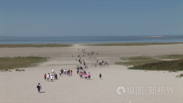 孩子们在大盐湖海滩上行走视频