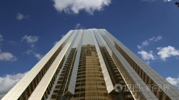 阳光明媚的夏日，汽车沿着田野行驶，自由感受，积极旅游视频