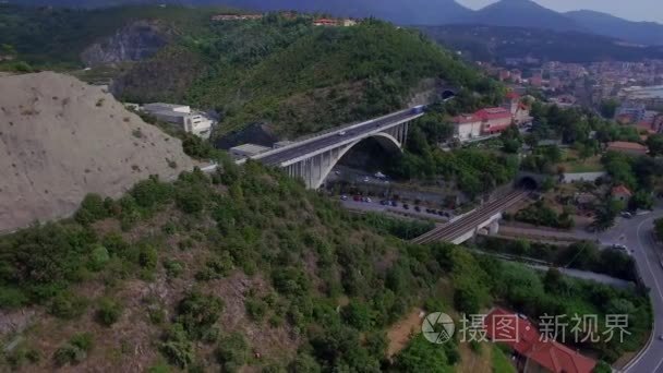 运输交通对山道路和度假村海沿海城镇视图 4 k 空中无人机从上面。飞过卡车卡车和汽车移动上立交桥桥交汇处路口意大利或法国欧洲