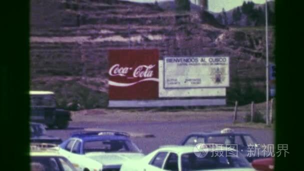 可口可乐标志在南美机场停车场视频