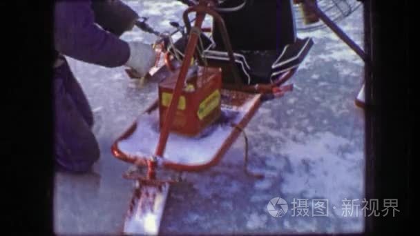 男人保持风扇气垫船滑雪车视频