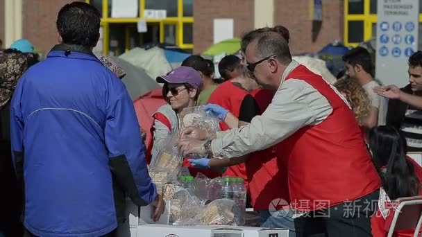 慈善组织红十字会发放难民食品