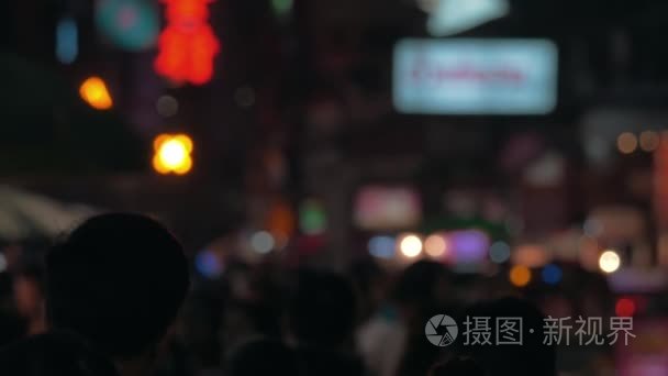 人群拥挤的匿名夜间城市街道视频