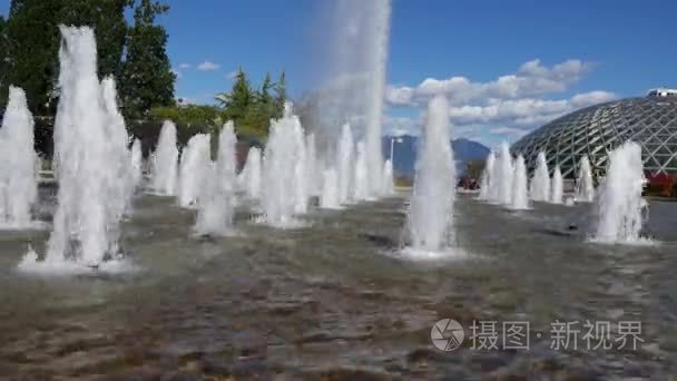 人们在喷泉中享受和乐趣视频