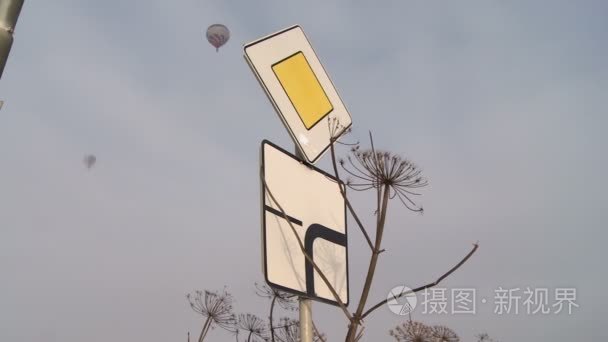 热气球飞越交通标志视频