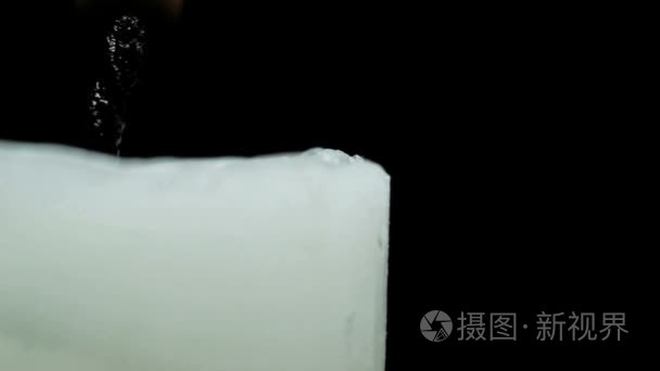 蜡烛灯在黑暗的背景视频