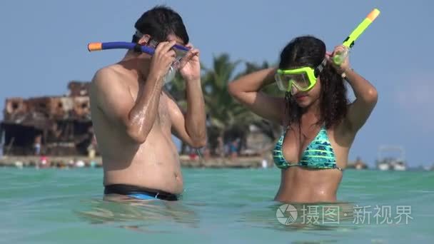 男人和女人潜水呼吸管和泳衣视频