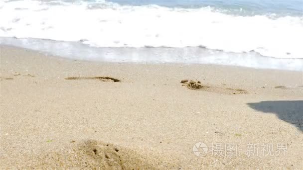 海海边赤脚走在沙滩上的双腿视频