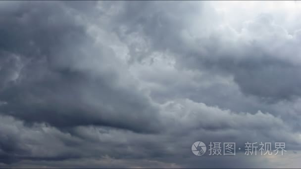 暴风雨的乌云正在在蔚蓝的天空