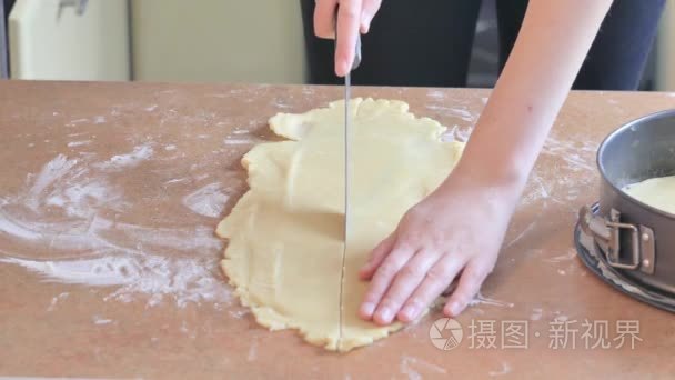 贝克用手形成一馅饼地壳隆起视频