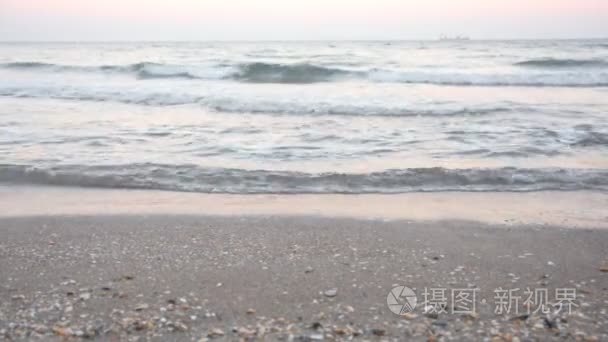 女人腿行走在沙滩上赤脚在日落视频
